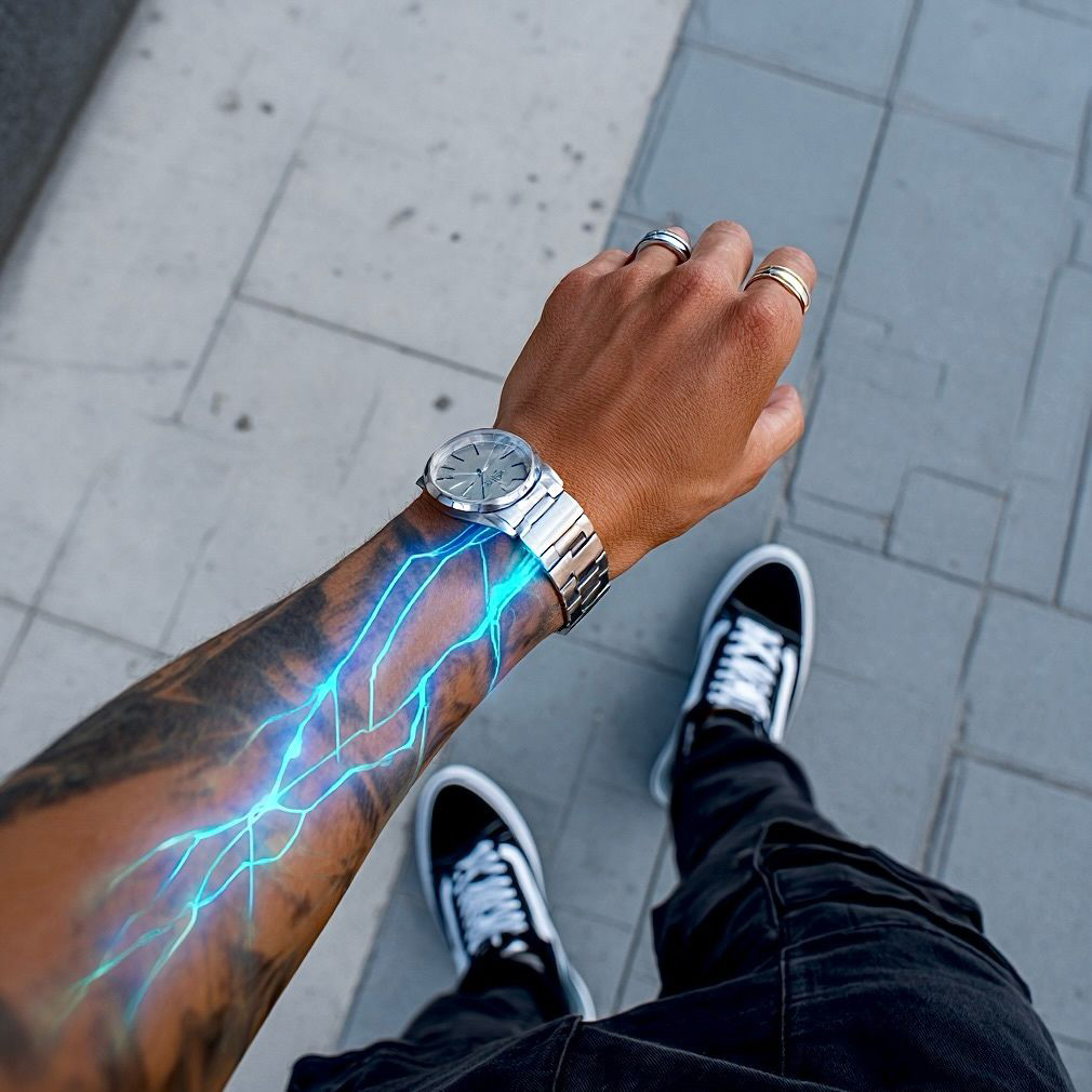 Tatuaż błyskawica na ramieniu